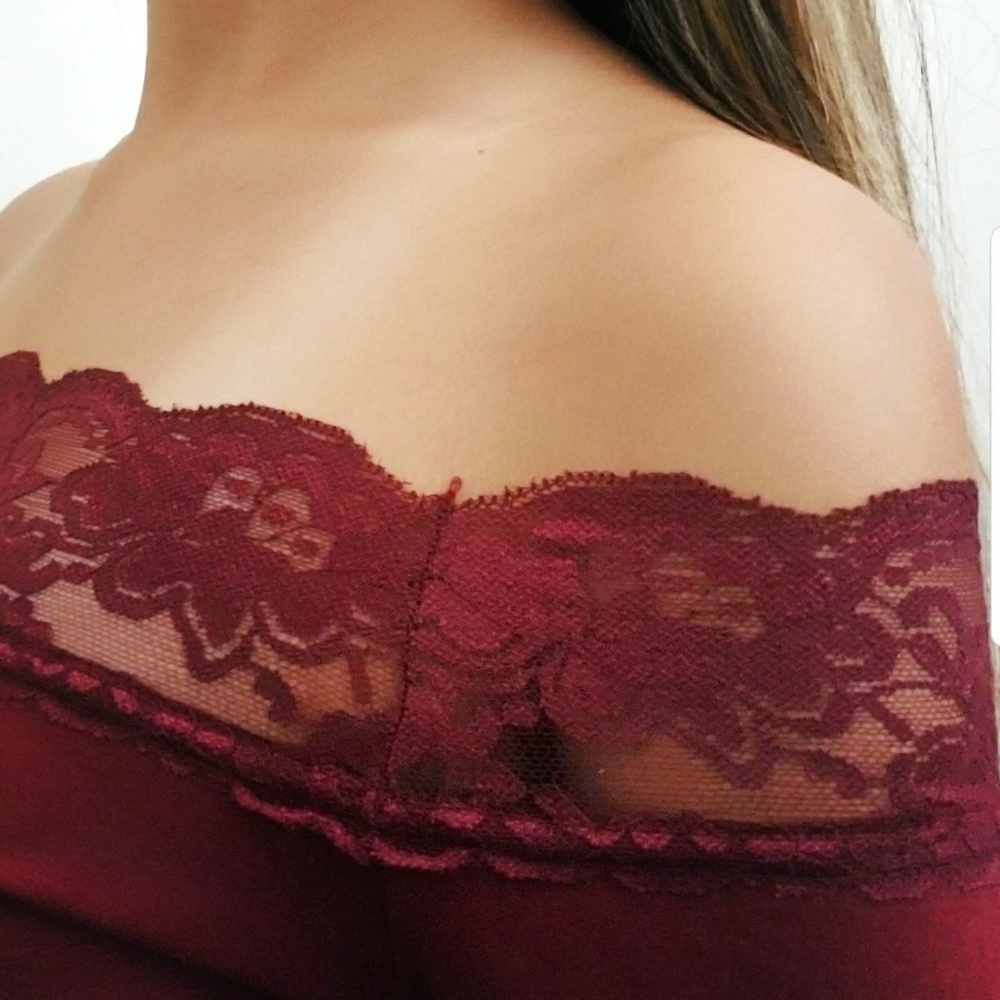 BURGUNDY LACEY CROP TOP